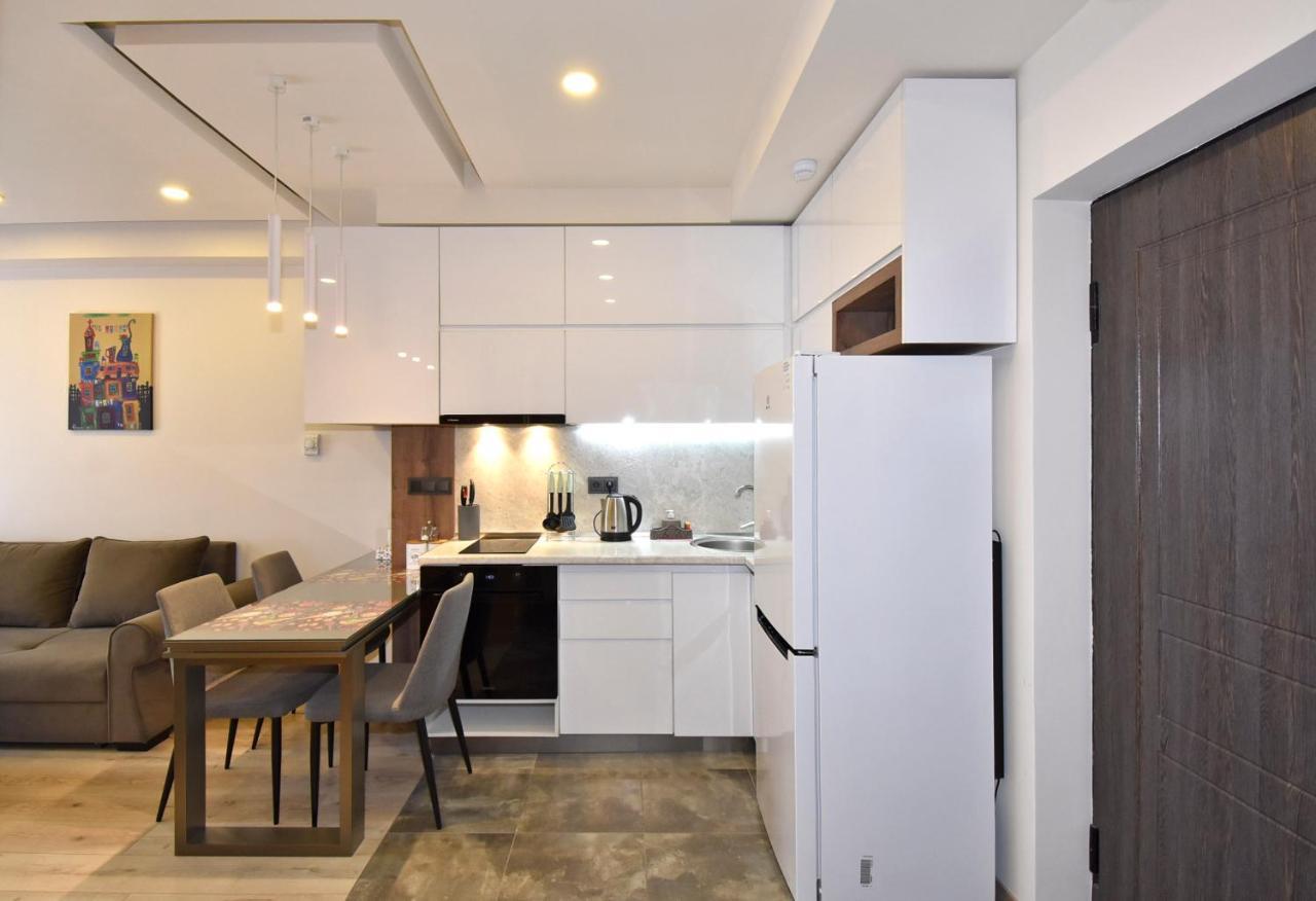 Home4You Apartments On Koghbatsi Jerevan Buitenkant foto
